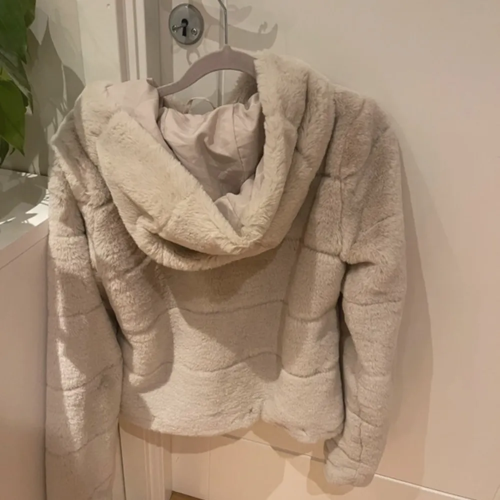 Mysig beige teddyjacka från ONLY i storlek XS. Jackan har en fluffig och varm känsla med dragkedja framtill. Sparsamt använd med en liten fläck framtill som säkert går att få bort . Takit.