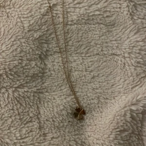 Edblad halsband fyrklöver - Jättefint halsband som tyvärr inte kom till användning, pris går att diskutera 