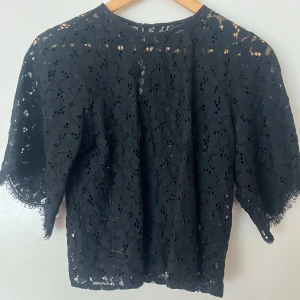 Super fin spetts topp! - Super snygg lite genomskinlig spetts topp!❤️ lappen är av så vet ej storlek elelr vart den är ifrån för köpte den second hand, skulle dock säga att den passar storlek S/M❤️