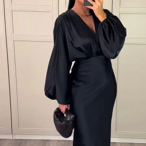 Satin klänning  - Snygg satin klänning, i st xs Passar st S utmärkt med