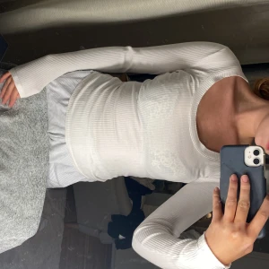 Vit tröja - Fin vit långärmad tröja, använd en gång! 