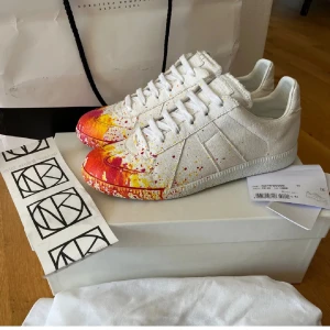 Masion margiela skor - Tja,säljer mina sällsynta masion margiela  som nästa är omöjliga att få tag på.Skorna är fina och köpta på nk.Storlek:41-42|Mitt pris:4500kr | Ny pris:6000kr.Säljer dyrare pga dom e sällsynta. Allt og med kommer plus kvitto från Nk.