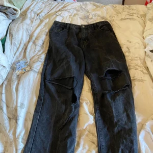 Svarta håliga jeans  - Hyfsat skick, skönt material & sitter snyggt 