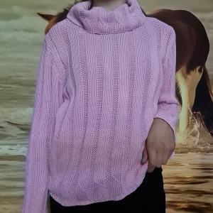 Rosa stickad tröja i strl M/L - Rosa stickad tröja i strl M/L. Från märket passport.