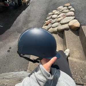 Jackson Philly ridhjälm - Nästan helt ny ridhjälm i väldigt bra skick, bara andvänd ett fåtal gånger men köpt för ca 4 år sedan💓 