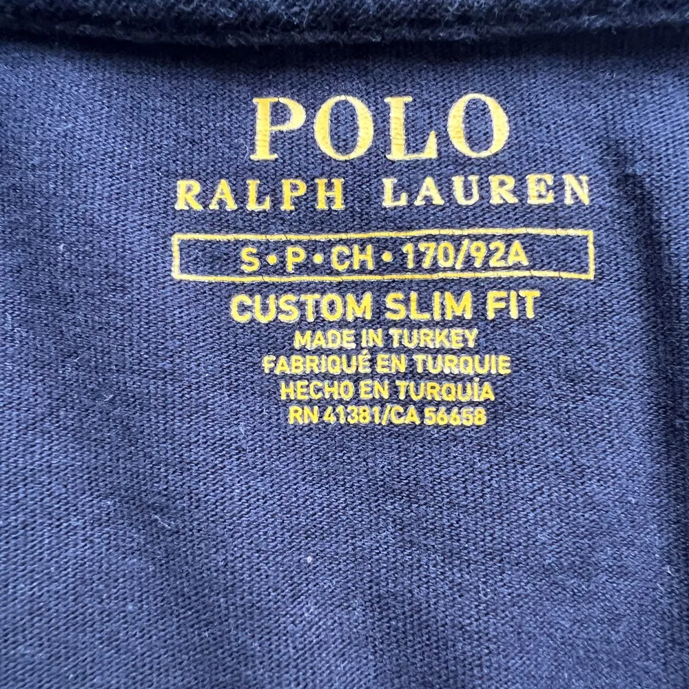 Säljer denna marineblåa Ralph lauren tröja i storlek: S, skick: 9/10 iprincip nyskick, nypris: 1799kr mitt pris: 399kr tveka inte att skriva för fler bilder, priset är diskuterbart! . Hoodies.