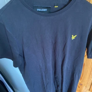 Lyle & Scott T shirt - Skick 10/10 Nypris 399kr