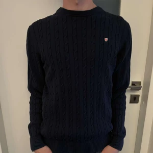 Sweatshirt  - Tja säljer nu denna tvär fetta Bondelid tröja i storlek small. Skick: 10/10 inga håll eller fläckar 