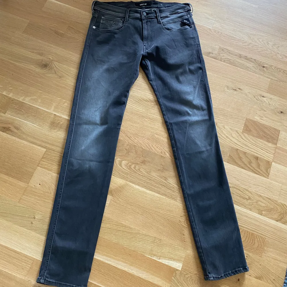 Hej! Säljer mina Replay jeans då dem är i fel storlek och bara tagit plats i garderoben. Jeansen är i nyskick (ej använda) Storlek: 34 lenght, 31 waist. . Jeans & Byxor.