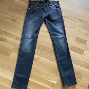 Replay anbass jeans - Hej. Säljer dessa replay jeans i slim fit för ett riktigt bra pris då jag inte har någon användning av dem alls. Skick 9/10, nyskick. Storlek: 34 lenght, 31 waist. Ny pris 1200kr. 