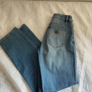 Abrand 94 High Straight - Storlek 26. Super snygga jeans från Abrand. 😍Har använts ett fåtalgånger, säljer för att dom inte används längre.💕Bara att skicka om du undrar något!🌸💕