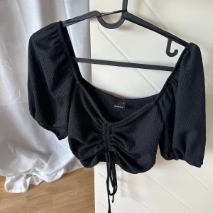 Blus - Ny svart blus från Ginatricot i storlek S, endast testad. Pris kan diskuteras vid snabb affär! 