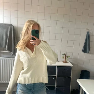 Stickad tröja  - Vit stickad tröja med tenniskrage! Väldigt bra material som lägger sig snyggt i passformen!