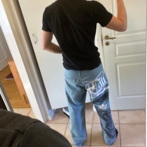 Skater jeans - Skater jeans som knappt blivit använda. Dödskalle-tryck på baksidan av ena låret. Storlek: W34. Nypris cirka 800 kr