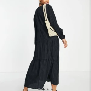 Svart somrig klänning  - Fin svart somrig klänning, använd några gånger och ser ut som ny 