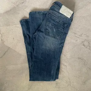 Jättesnygga vintage bootcut jeans från diesel. Dem är använda men i väldigt bra skick. Dem är ungefär 77cm omkrets i midja och 82 cm innerbensläng. 🤩