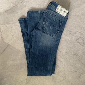 Bootcut Diesel jeans - Jättesnygga vintage bootcut jeans från diesel. Dem är använda men i väldigt bra skick. Dem är ungefär 77cm omkrets i midja och 82 cm innerbensläng. 🤩