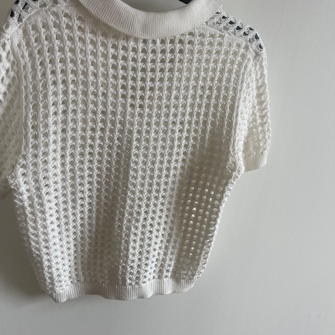 Vit stickad kortärmad tröja - 92