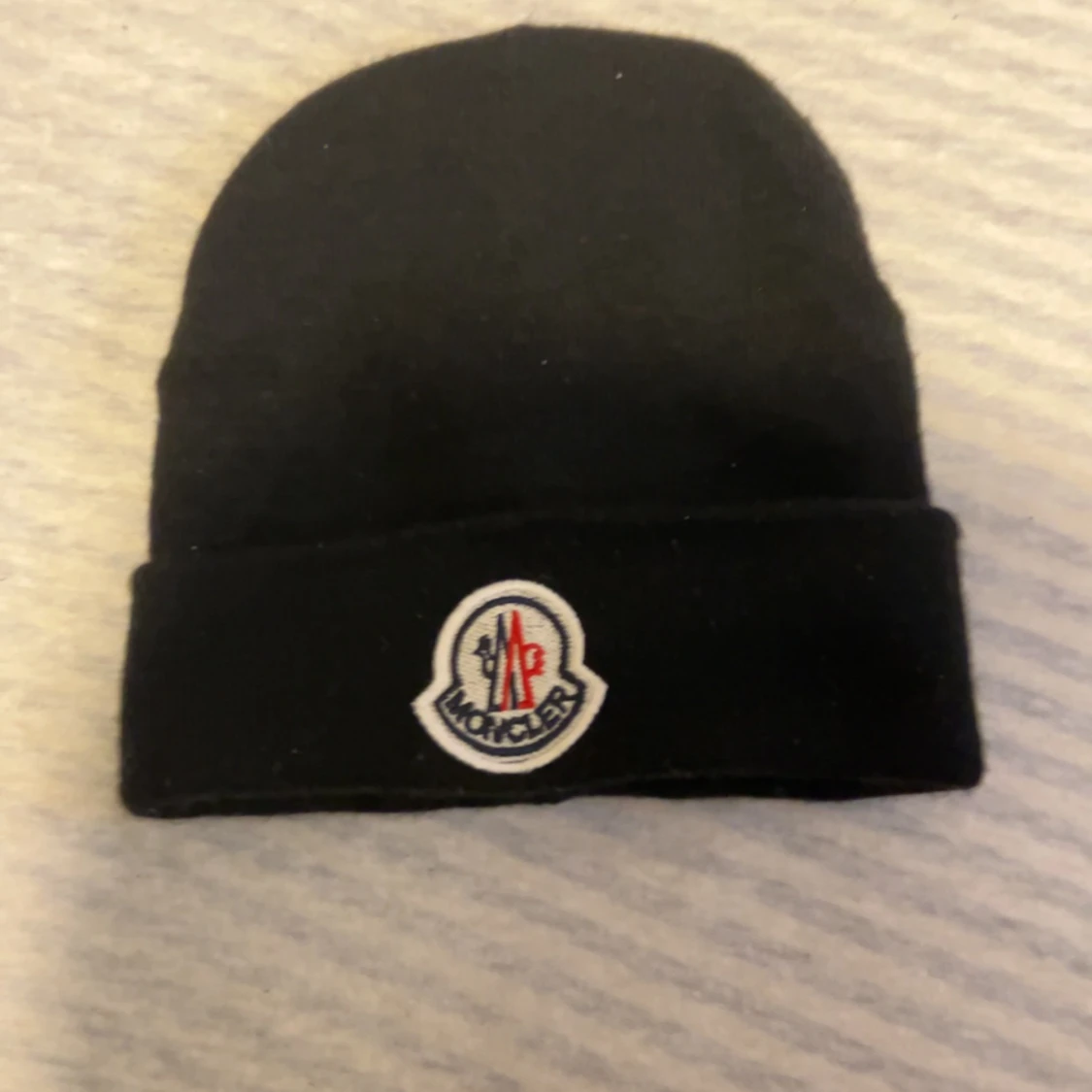 Hej kära kunder ja köpte denna moncler mössa för 2600 kronor  - 90