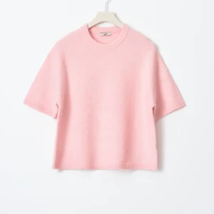 Oanvänd rosa stickad  - Oanvänd med lapparna kvar stickad tröja från Ginatricot. Slutsåld på hemsidan. 