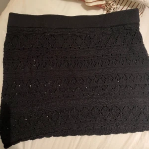 Broderad kjol - Skit snygg broderad kjol, perfekt både till beachen men även till hösten!!! Den är från hm och har aldrig använts!!!