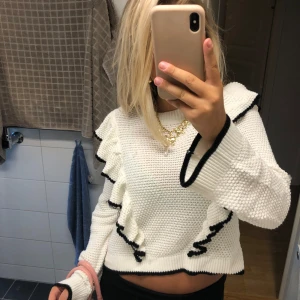 Stickad tröja - En jätte fin stickad tröja från hm, vit med svarta detaljer. Som inte kommer till användning. Använd ca 1-3 gånger så den är i väldig bra skick! Skriv för fler bilder och frågor💓