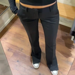 lågmidjade kostymbyxor bikbok - säljer dessa helt oanvända lågmidjade kostymbyxor från bikbok i storlek 36 PETITE LENGTH❤️Orginal pris 599kr!