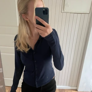 Superskön skjorta - Skjorta i silkes-liknande material🩵 Långa armar  Från BIKBOK Storlek S 💕💕