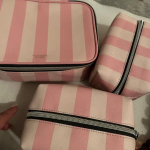 Victoria Secret necessär  -  Vill man köpa styck så kostar den små 50kr/styck och den stora 70kr/styck men säljer alla 3 för 170kr Köpta för 399kr