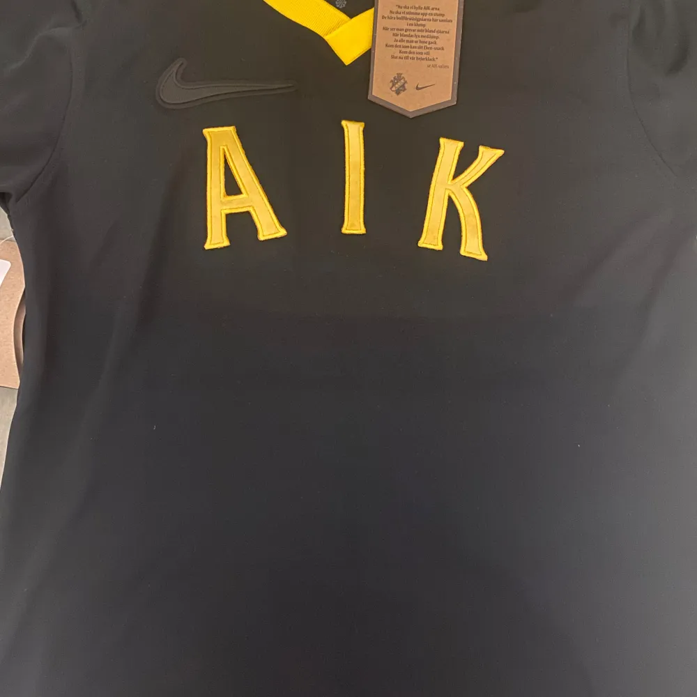 En Oanvänd aik retro tröja som ligger på 1300kr nypris för ett bra pris👏🏾 Limited Edition . T-shirts.