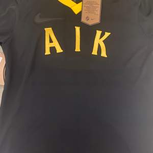 En Oanvänd aik retro tröja som ligger på 1300kr nypris för ett bra pris👏🏾 Limited Edition 