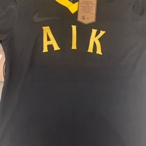 AIK RETRO TRÖJA L KIDS SIZE - En Oanvänd aik retro tröja som ligger på 1300kr nypris för ett bra pris👏🏾 Limited Edition 