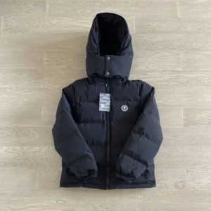 Trapstar jacka - Andvänd en halv vinter, den är äkta köptes för närmare 7000kr, väldigt varm jacka! Pris kan diskuteras, hör av er för fler bilder, pris ändring eller andra frågor