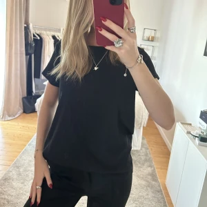 Svart T-shirt med prickar från Only  - Jätte fin svart lite oversized T-shirt från Only. Storlek XS. Tecken på användning men fint skick.