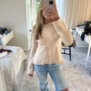 Rosa stickad  - Säljer denna supersöta tröja, köpt på Plick men den passade tyvärr inte mig. Storlek S (bilder lånade, skriv för privata)💞 pris går att diskutera 