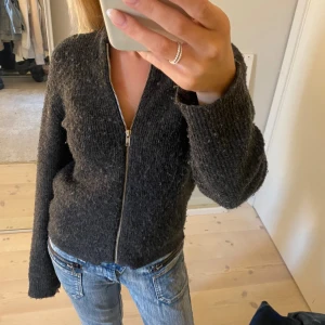 Stickad tröja - Mörkgrå zip-up stickad tröja från en butik i Köpenhamn😇
