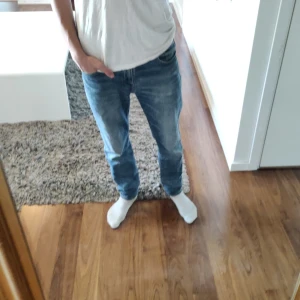 Levis Hi-ball - Riktigt najs Levis jeans med riktigt snygg tvätt. Skicket är riktigt bra bortsett från att lappen på baksidan har sprungit lite men det är inget man lägger märke till. Sitter lite bredare på mig men är riktigt sköna brallor. Skriv om ni undrar nått🔥