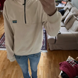 Zip up hoodie - Säljer min zip up hoodie från yunkyard💕köpt för 550