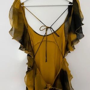 Volang klänning  - Super fin klänning med volanger, öppen rygg och slits. Endast använd en gång ✨