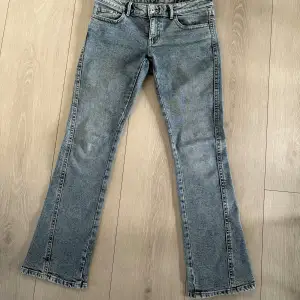 Super snygga låg midjade jeans från Gina tricot med en twisted bootcut. Storlek 38, detta är ett par större 38. Midjemått RAKT över: 40 cm. Använda 3-4 gånger, bra skick. Ny pris: 500kr. Pris: 350kr, pris kan diskuteras. Är 171cm å sitter bra i benen