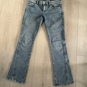 Low waist jeans - Super snygga låg midjade jeans från Gina tricot med en twisted bootcut. Storlek 38, detta är ett par större 38. Midjemått RAKT över: 40 cm. Använda 3-4 gånger, bra skick. Ny pris: 500kr. Pris: 350kr, pris kan diskuteras. Är 171cm å sitter bra i benen