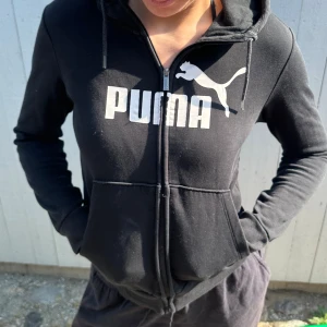 Puma Hoodie Med Dragkedja - Superskön hoodie med dragkedja från Puma. Använt skick🖤