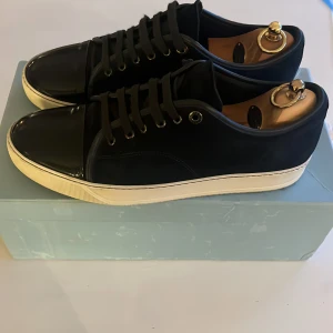 Lanvins 44 - Lanvins i storlek 43/Uk 9 skorna är stora i storleken och sitter som 44. Skicket är 9/10 och har inga defekter. Pris och byten kan diskuteras. Hör av dig vid frågor eller funderingar 