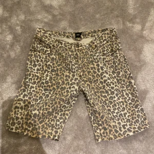 Leopard shorts - Säljer ett par snygga jeansshorts med leopardtryck! De är tyvärr för små för mig men e super coola. Midjemått 43 cm