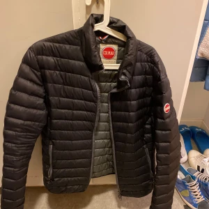 Colmar dunjacka - Säljer en riktigt fräsch colmar jacka - nyskick - modellen på bilden är 190 - tveka inte att höra av dig vid frågor!