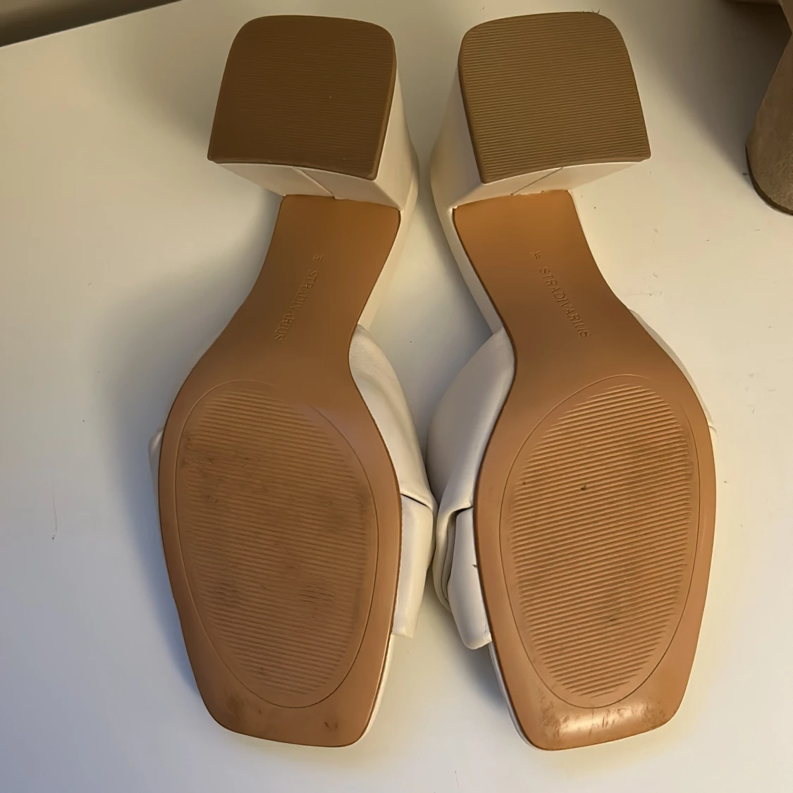 Vita klackskor med knutdetalj - 90