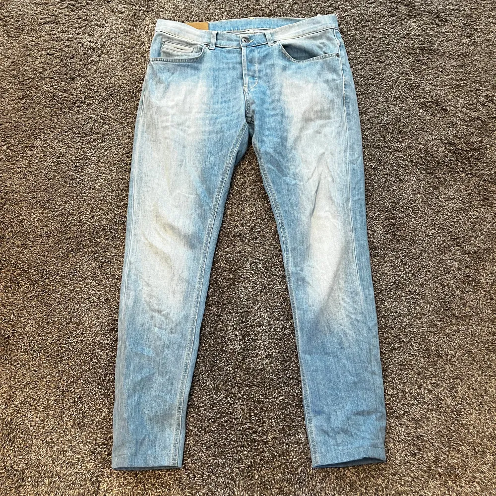 Dondup George jeans  Size: 34 Bra skick Passar längden 180-184 enligt oss  Vid frågor eller funderingar är det bara att skriva! Modellen är 180. Jeans & Byxor.