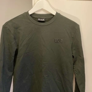 Armani crewneck - Aldrig använd Armani crewneck som passar riktigt bra nu i höst. Som sagt aldrig använd och är 10/10. Hör av er vid minsta fundering.