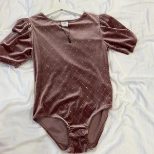 Jätte fin Zara body - Jätte fin Zara body i barn storlek, men funkar lika bra till någon som har storleken xxs-s, använd bara en gång och köpt för ca 300kr. Priset kan diskuteras🩷
