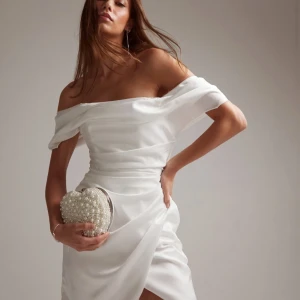 Studentklänning  - Säljer min DRÖMMIGA studentklänning från studenten 2024. Endast använd en gång, ca 13 timmar. Jag är 177 cm och bär strl 38, ser ny ut och inga defekter. Klänningen är från ASOS Bridal och är helt slutsåld på hemsidan. Inköpt för 1348 kr 